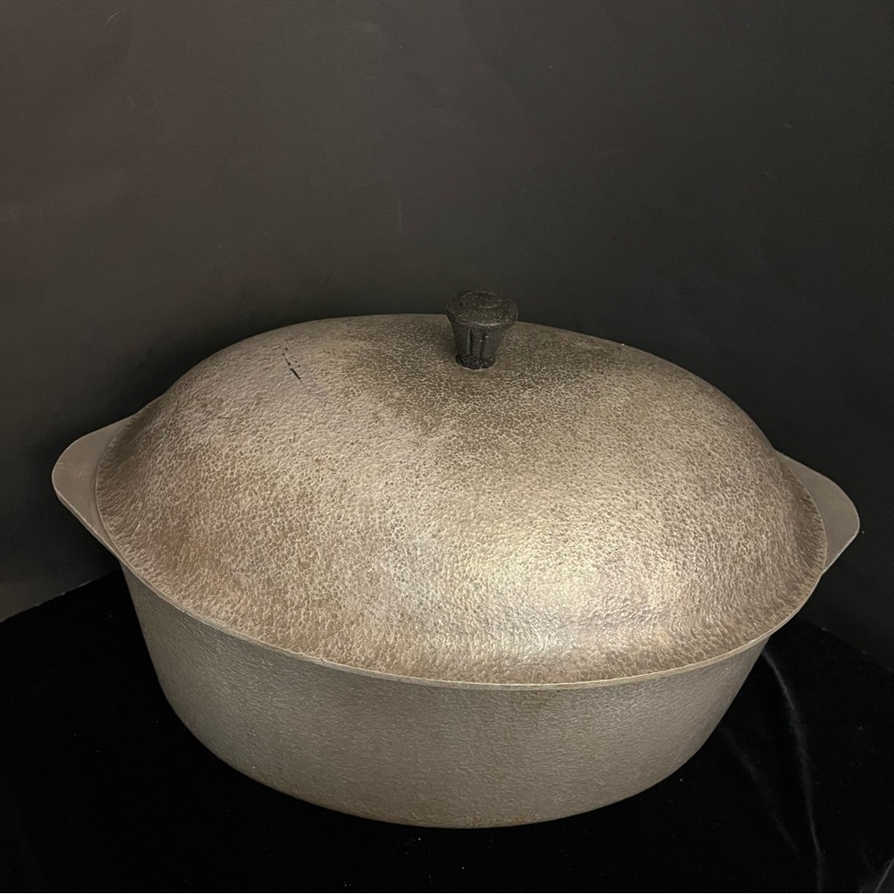 Cast Iron Dutch Oven with Lid - Gray